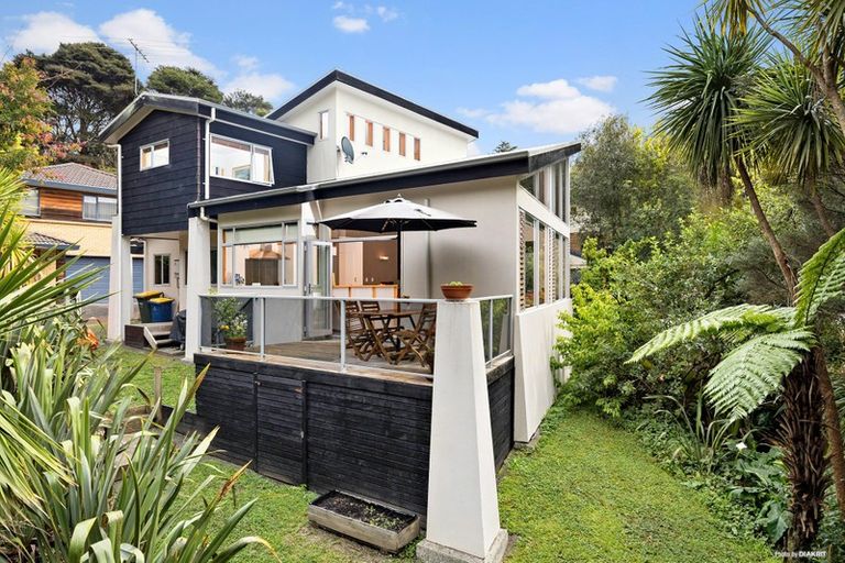 Photo of property in 6 Poturi Streams Avenue, Titirangi, Auckland, 0604