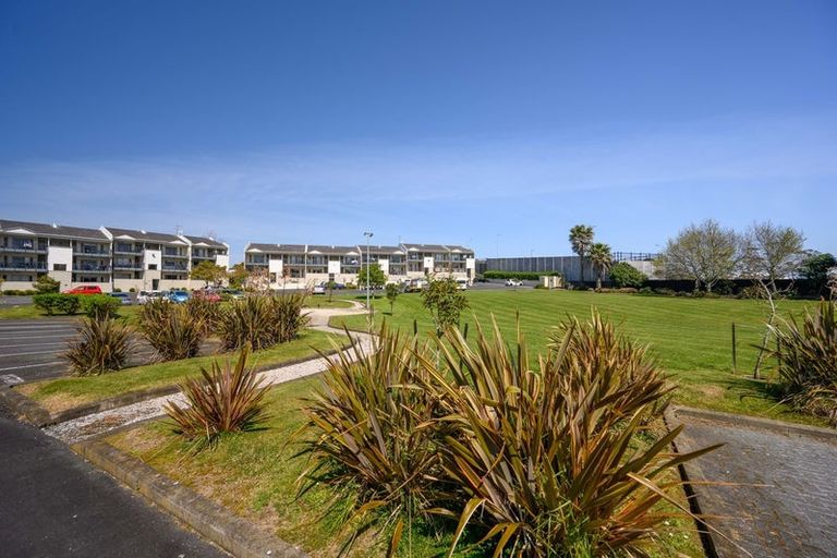 Photo of property in 10a/71 Spencer Road, Oteha, Auckland, 0632
