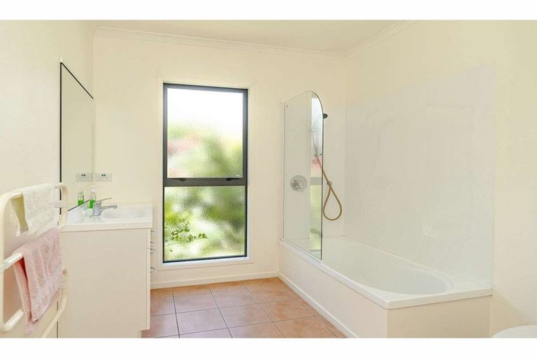 Photo of property in 1b Oakridge Drive, Kerikeri, 0230