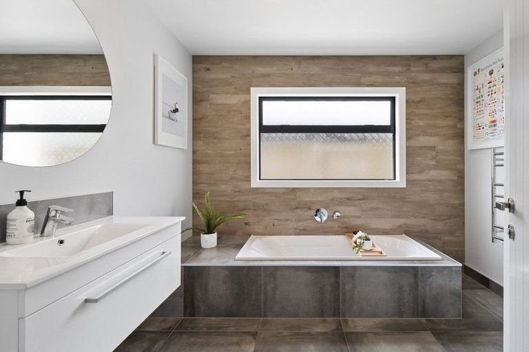 Photo of property in 34 Freedom Drive, Kelvin Grove, Palmerston North, 4414