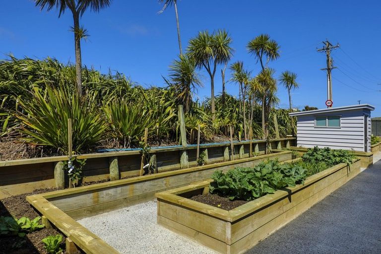 Photo of property in 110 Constable Road, Muriwai, Waimauku, 0881