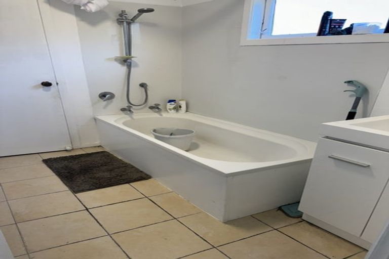 Photo of property in 17 Edgeworth Road, Glenfield, Auckland, 0629