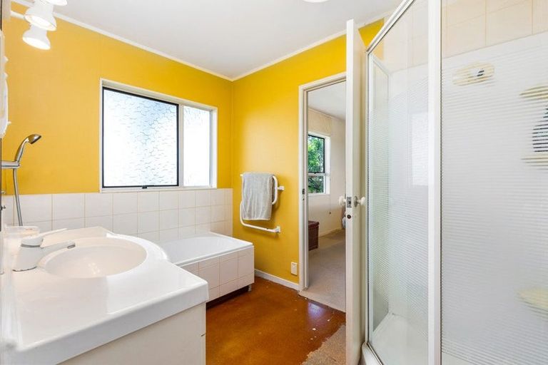 Photo of property in 10 Tusac Place, Totara Vale, Auckland, 0627