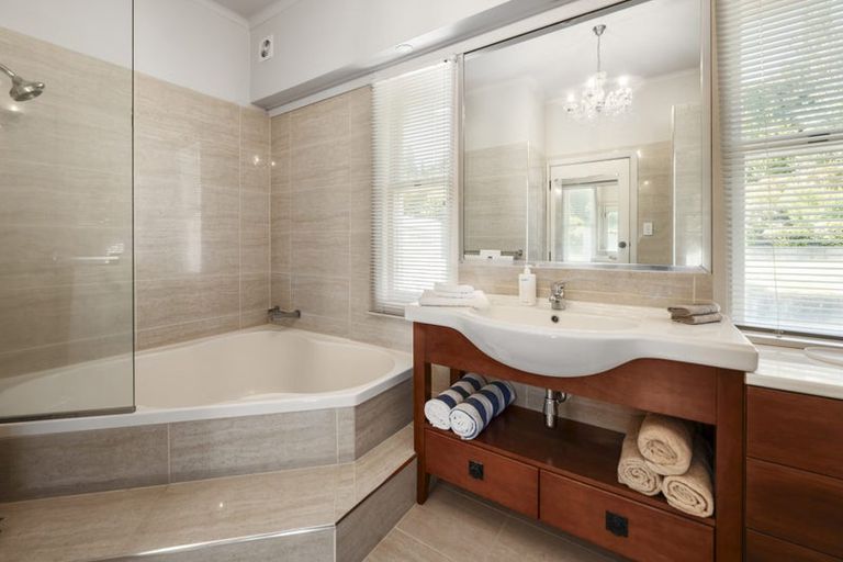 Photo of property in 15 Manahi Avenue, Kawaha Point, Rotorua, 3010