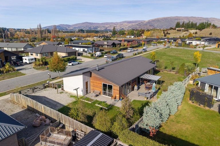 Photo of property in 4 Kingfisher Crescent, Albert Town, Wanaka, 9305