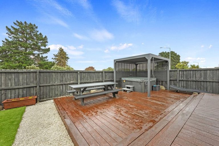 Photo of property in 1/84 Queenspark Drive, Parklands, Christchurch, 8083