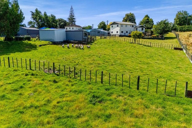 Photo of property in 35 Weraroa Road, Waverley, 4510