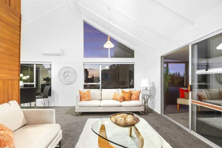 Photo of property in 2/22 Roberts Road, Glenfield, Auckland, 0629