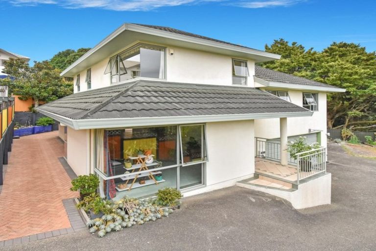 Photo of property in 2/61 Ribbonwood Crescent, Goodwood Heights, Auckland, 2105