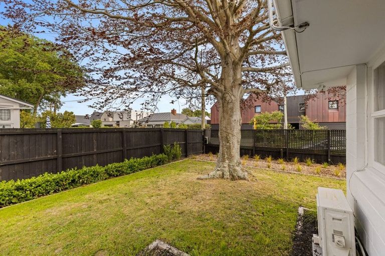 Photo of property in 1/82 Holly Road, St Albans, Christchurch, 8014