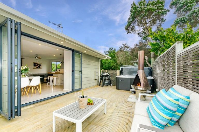 Photo of property in 11 Victor Grove, Waikanae Beach, Waikanae, 5036