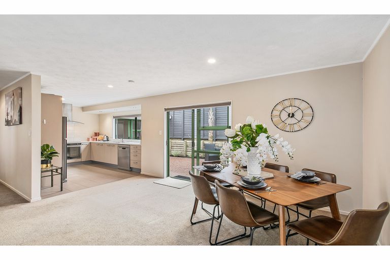 Photo of property in 1/5 Masterton Road, Rothesay Bay, Auckland, 0630