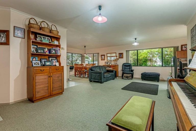 Photo of property in 15 Woburn Place, Takaro, Palmerston North, 4412