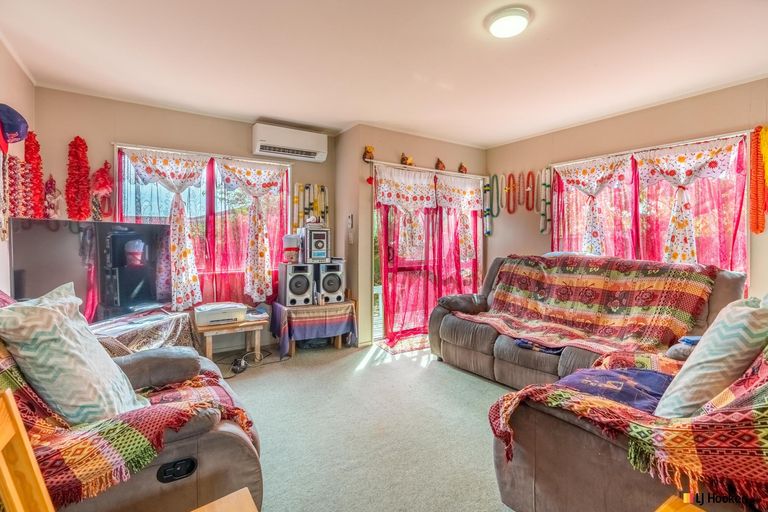 Photo of property in 2/12 De Bloge Place, Clendon Park, Auckland, 2103