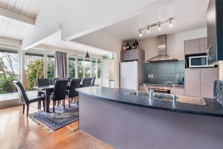 Photo of property in 16 De Val Drive, Titirangi, Auckland, 0604