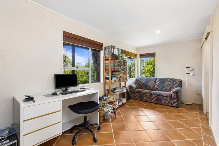 Photo of property in 10 Tusac Place, Totara Vale, Auckland, 0627