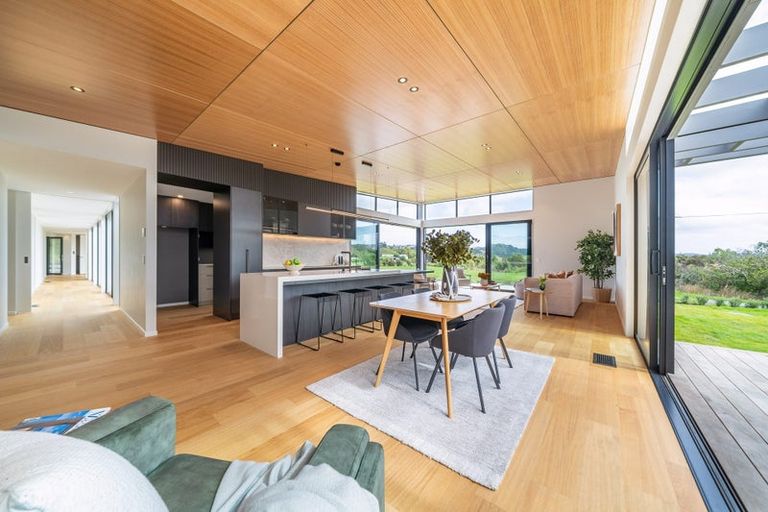 Photo of property in 43 Paekakariki Hill Road, Pauatahanui, Porirua, 5381