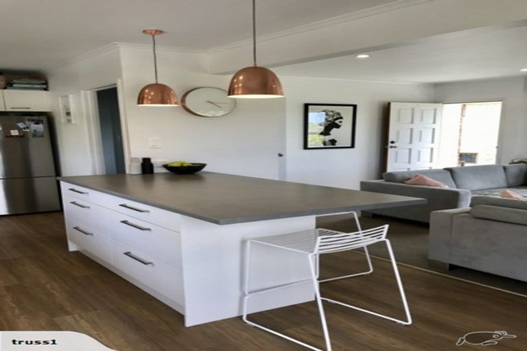 Photo of property in 1/54 Ayton Drive, Totara Vale, Auckland, 0629