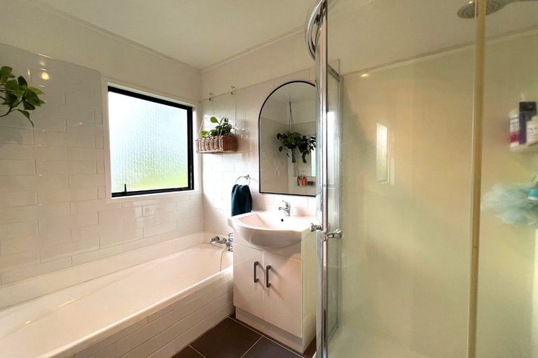 Photo of property in 8 Luxor Place, Massey, Auckland, 0614