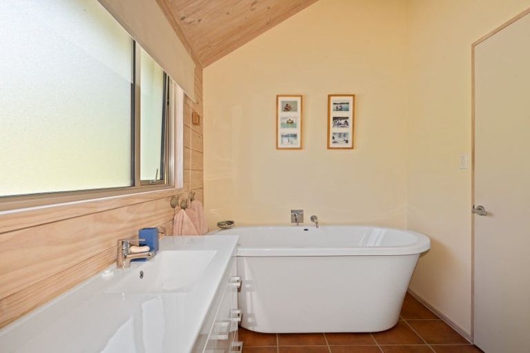 Photo of property in 4941 Kenepuru Road, Ohauparuparu Bay, Picton, 7282