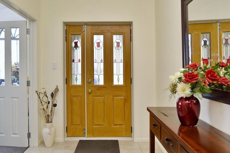 Photo of property in 15 Willowview Drive, Redwood, Christchurch, 8051