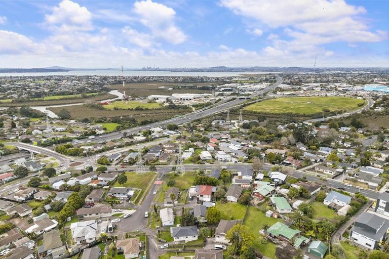 Photo of property in 8 Halloran Place, Massey, Auckland, 0614