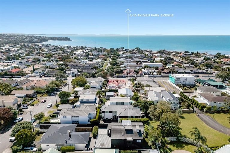 Photo of property in 2/10 Sylvan Park Avenue, Milford, Auckland, 0620