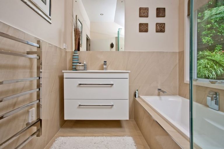 Photo of property in 154 Chelsea View Drive, Chatswood, Auckland, 0626