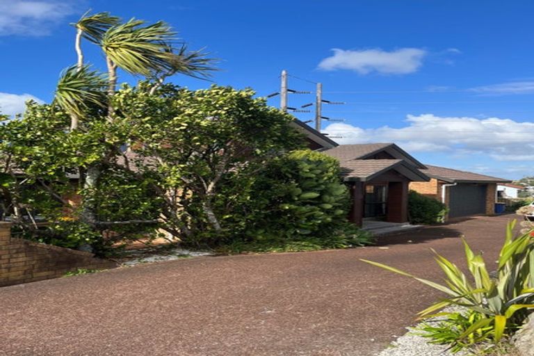 Photo of property in 33 Highgrove Lane, Totara Vale, Auckland, 0632