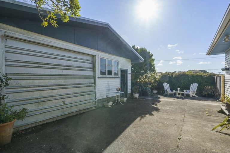 Photo of property in 8 Balmain Street, Newlands, Wellington, 6037