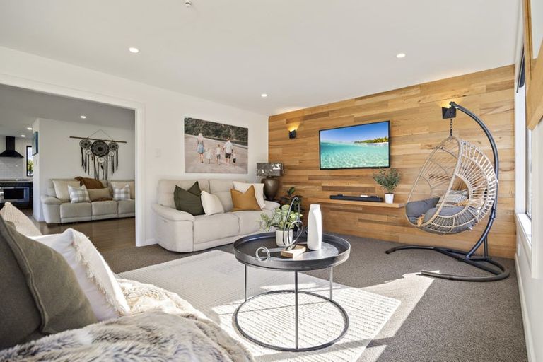 Photo of property in 44b Crosland Road, South Head, 0874