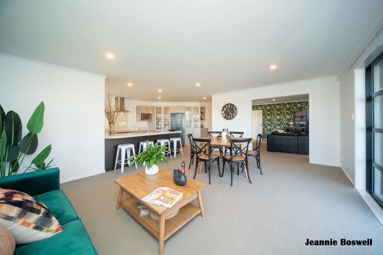 Photo of property in 8 Medallion Court, Kelvin Grove, Palmerston North, 4414