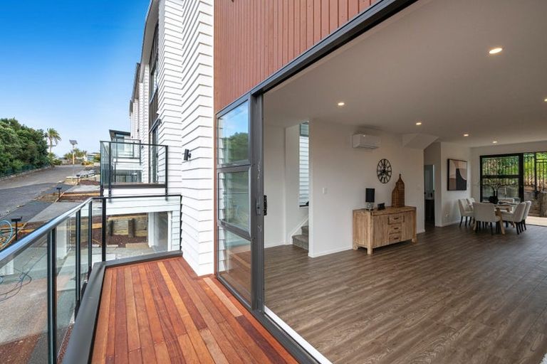 Photo of property in 12 Pleasant Way, Matakatia, Whangaparaoa, 0930