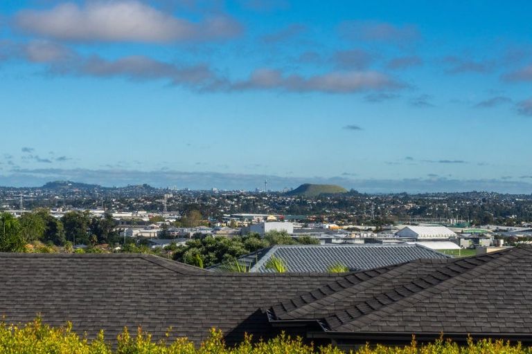Photo of property in 8 Verley Rise, East Tamaki Heights, Auckland, 2016