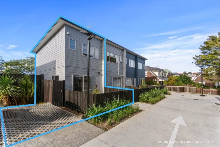 Photo of property in 53d Edmonton Road, Henderson, Auckland, 0612