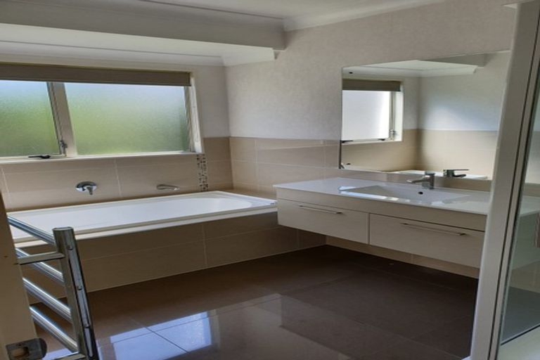 Photo of property in 43 Lansell Drive, East Tamaki Heights, Auckland, 2016