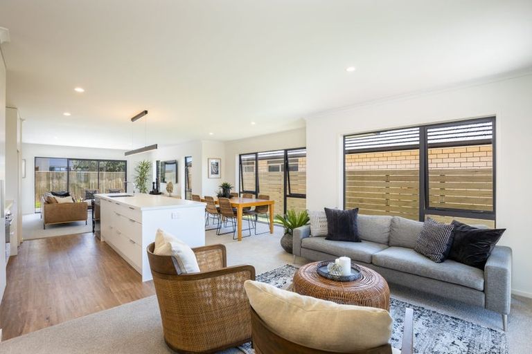 Photo of property in 8 Oakmont Crescent, Waiwhakaiho, New Plymouth, 4312