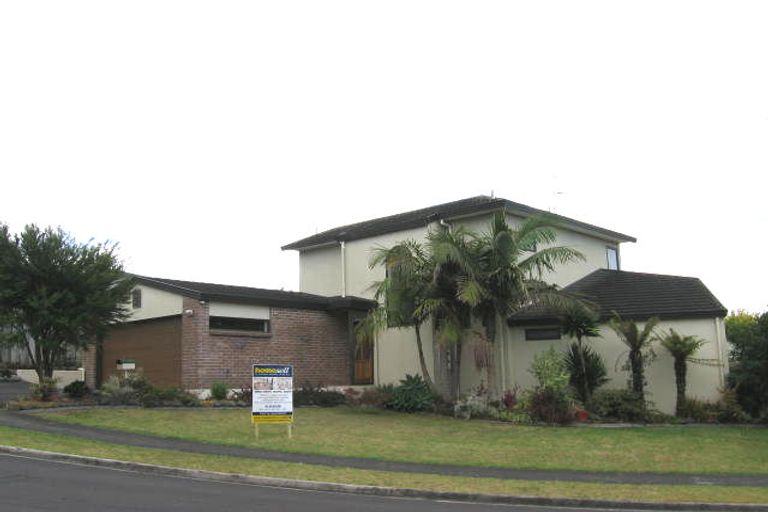 Photo of property in 2/11 Bronzewing Terrace, Unsworth Heights, Auckland, 0632
