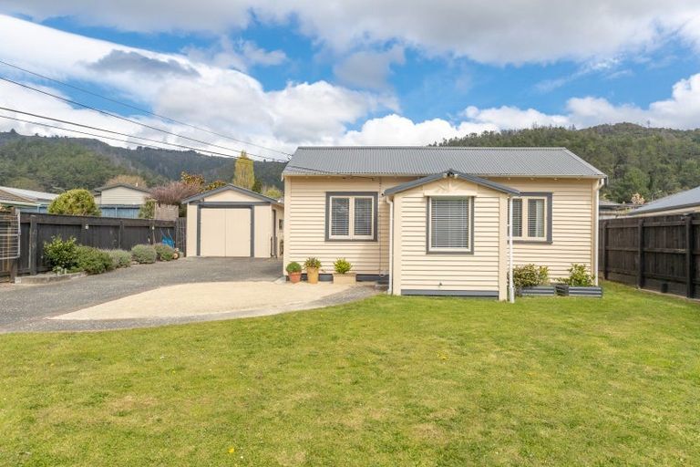 Photo of property in 21a Korau Grove, Stokes Valley, Lower Hutt, 5019