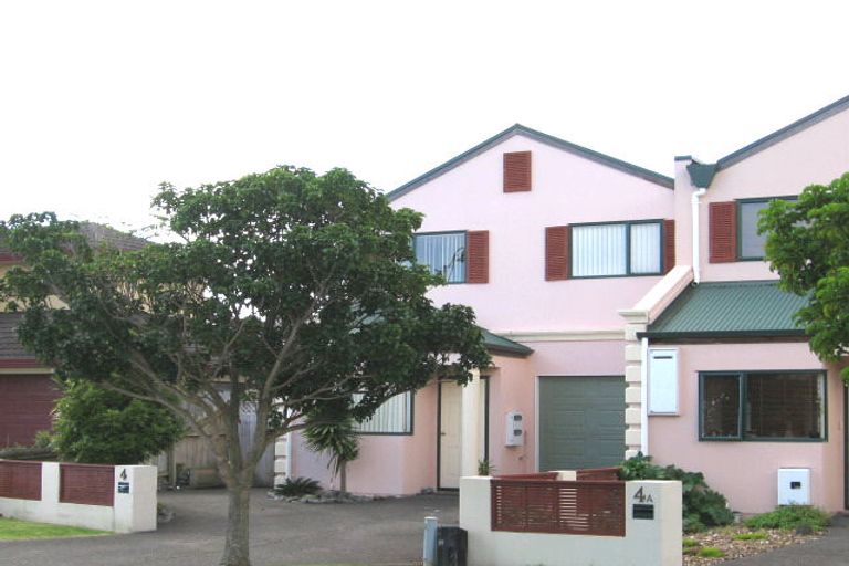 Photo of property in 4 Provence Esplanade, Te Atatu Peninsula, Auckland, 0610