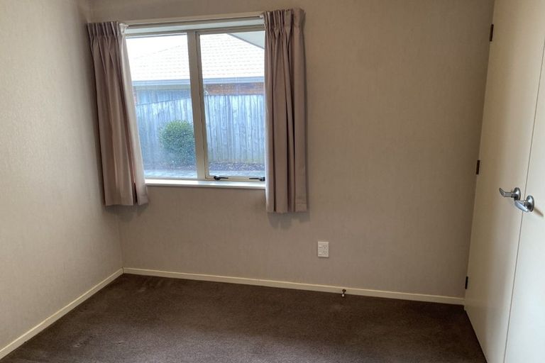 Photo of property in 11 Balmerino Grove, Waikanae, 5036