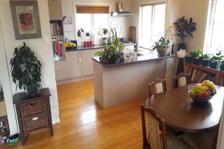 Photo of property in 1 Ward Crescent, Te Atatu Peninsula, Auckland, 0610