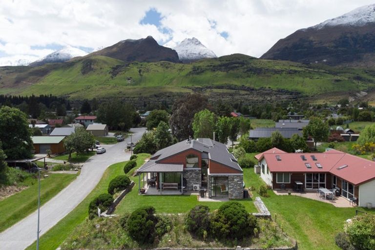 Photo of property in 33 Benmore Place, Glenorchy, 9372