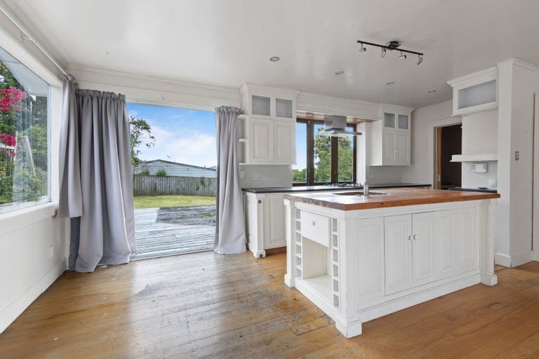 Photo of property in 44 Pine Avenue, Henderson, Auckland, 0612