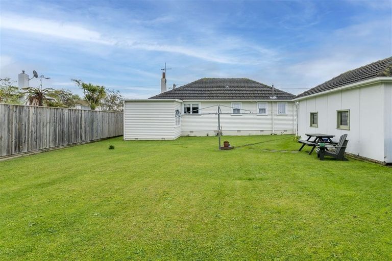 Photo of property in 16 Gardener Street, Levin, 5510