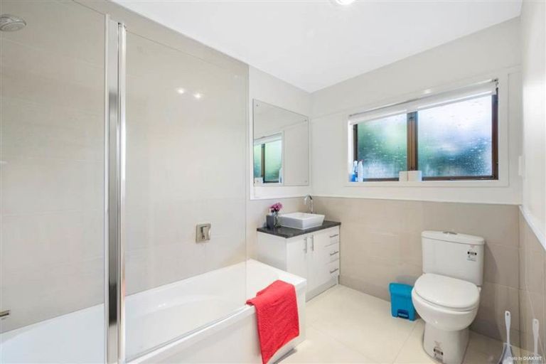 Photo of property in 16 Dennis Avenue, Hillpark, Auckland, 2102