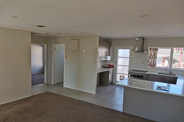 Photo of property in 2/5 Keldale Place, Forrest Hill, Auckland, 0620