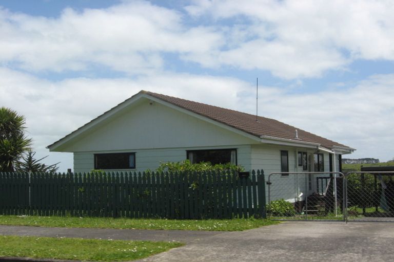 Photo of property in 28 Kopara Place, Clendon Park, Auckland, 2103