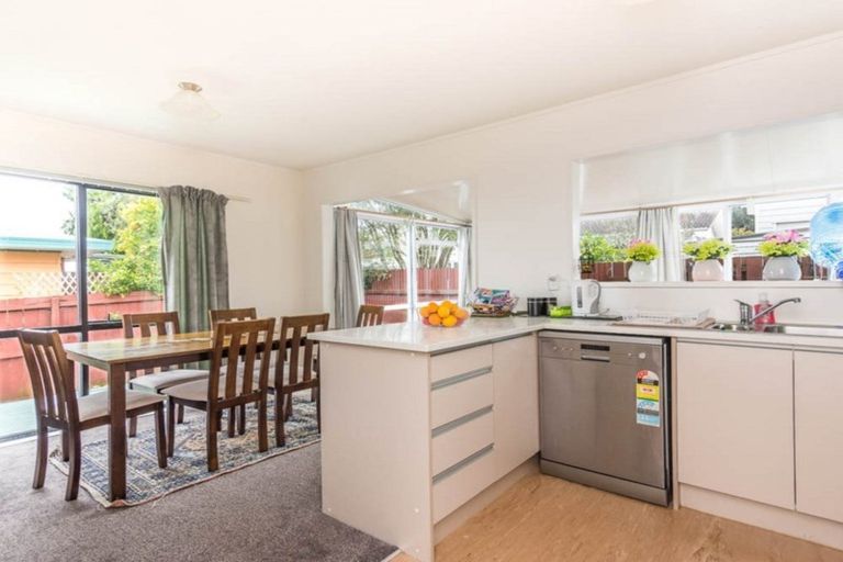 Photo of property in 2/52 Waitaki Street, Henderson, Auckland, 0612