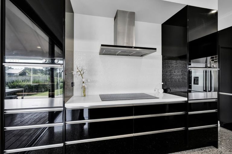 Photo of property in 6 Pebble Beach Court, Waiwhakaiho, New Plymouth, 4312